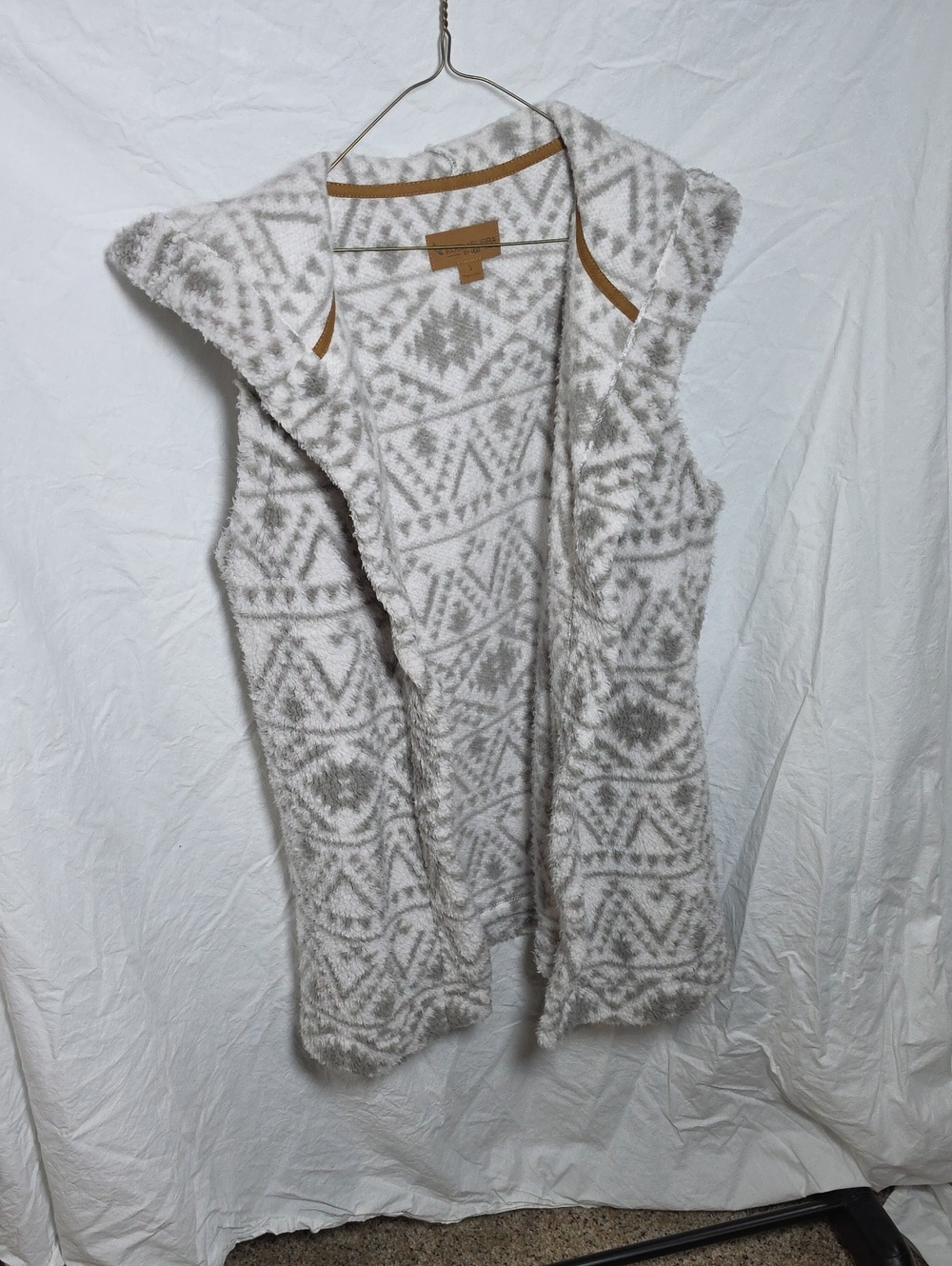 Koolaburra Hooded Sleeveless Knit Vest in Gray and Cream